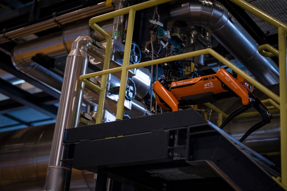 Energy Dog on stairs, equipped with a 360-degree camera, a thermal imaging camera, and a multi-gas detector.